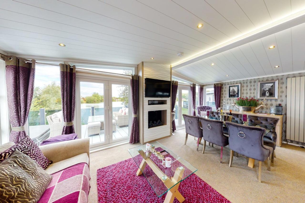 Tattershall Vip Lodge- Lakeside Setting With Hot Tub And Private Fishing Peg Situated On Osprey Lake Tattershall Park Buitenkant foto