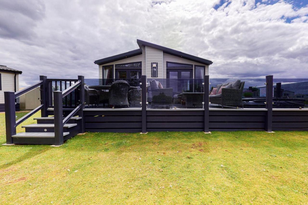 Tattershall Vip Lodge- Lakeside Setting With Hot Tub And Private Fishing Peg Situated On Osprey Lake Tattershall Park Buitenkant foto
