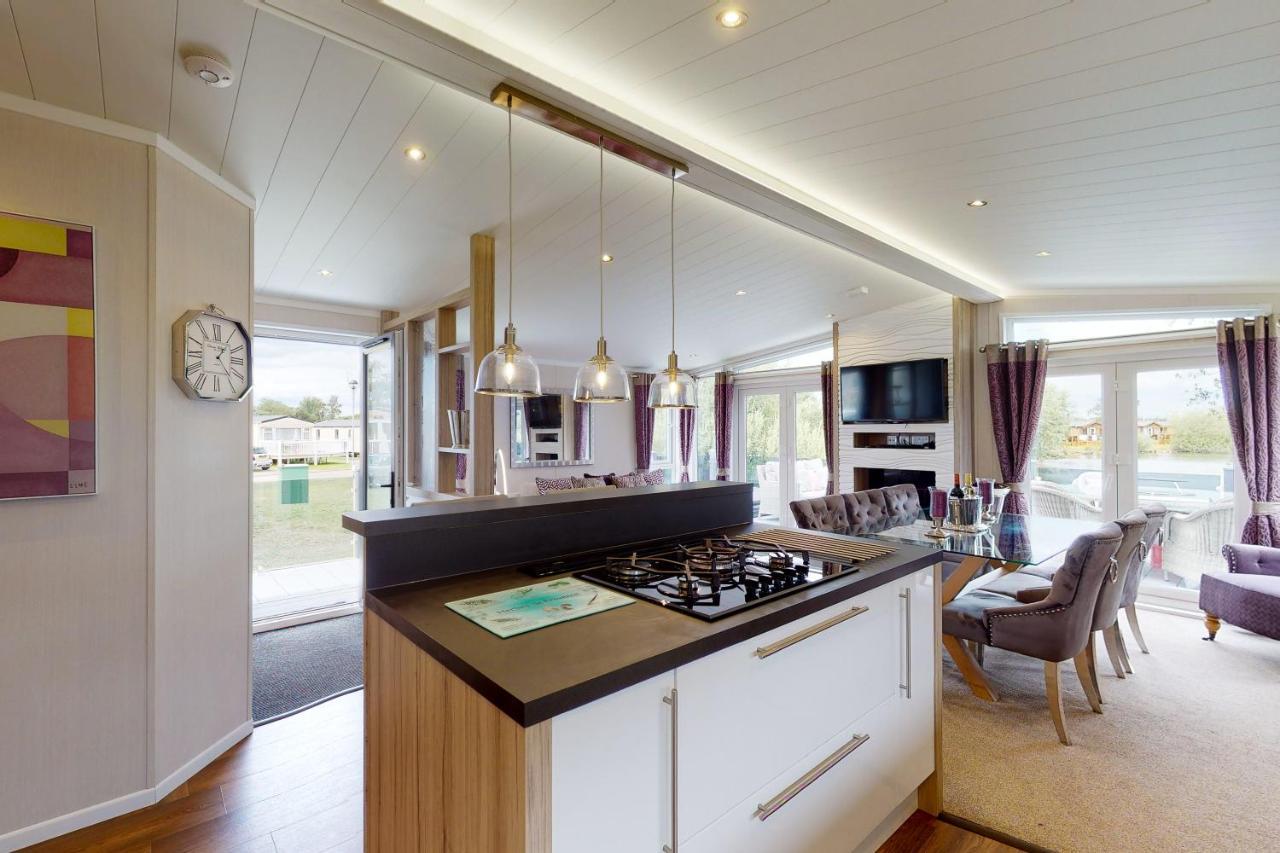 Tattershall Vip Lodge- Lakeside Setting With Hot Tub And Private Fishing Peg Situated On Osprey Lake Tattershall Park Buitenkant foto
