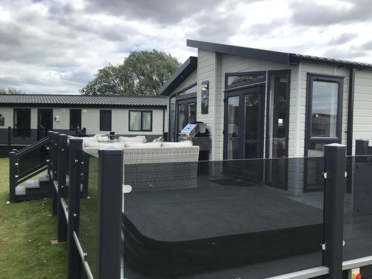 Tattershall Vip Lodge- Lakeside Setting With Hot Tub And Private Fishing Peg Situated On Osprey Lake Tattershall Park Buitenkant foto