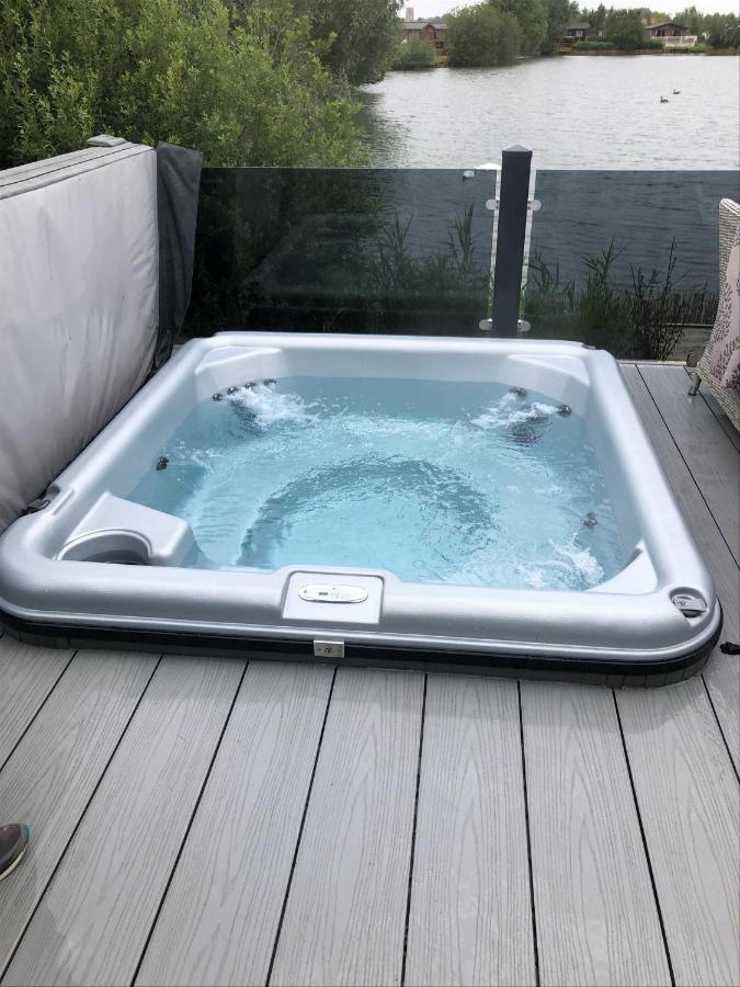 Tattershall Vip Lodge- Lakeside Setting With Hot Tub And Private Fishing Peg Situated On Osprey Lake Tattershall Park Buitenkant foto